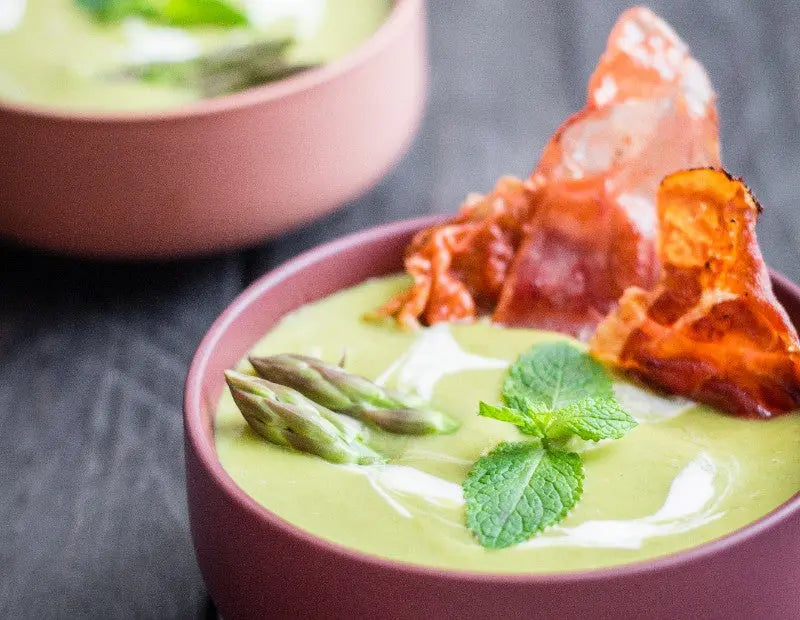 Spargelcremesuppe mit Erbsen und knusprigem Südtiroler Speck